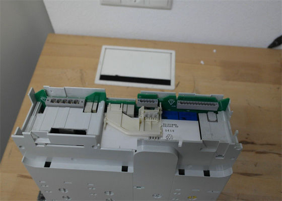Lenze E94AMHE0244の可変的な頻度インバーターSERVOは9400のシリーズを325/565/705 V DC 11.5-22 KV運転する