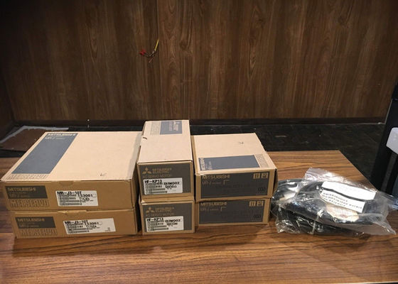 三菱100W 3段階モーターHF-KP13新しいセットが付いている産業ACサーボ ドライブMR-J3-10T
