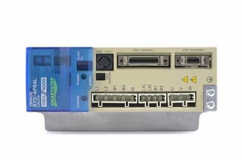 Omron R7D-AP04LサーボAC 100VAC供給2.6A 100Vは400のWのサーボ ドライブに荷を積む