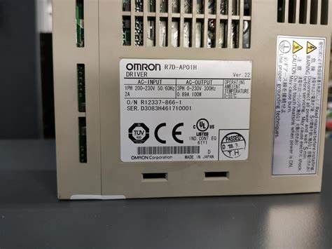 Omron R7D-AP04LサーボAC 100VAC供給2.6A 100Vは400のWのサーボ ドライブに荷を積む