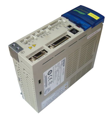 Omron R7D-AP04LサーボAC 100VAC供給2.6A 100Vは400のWのサーボ ドライブに荷を積む