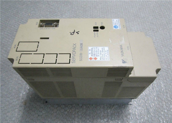 SGDB-15ADS Yaskawaのサーボ ドライブ200-230V 9.5A Servopackは10のAMPSを入れた