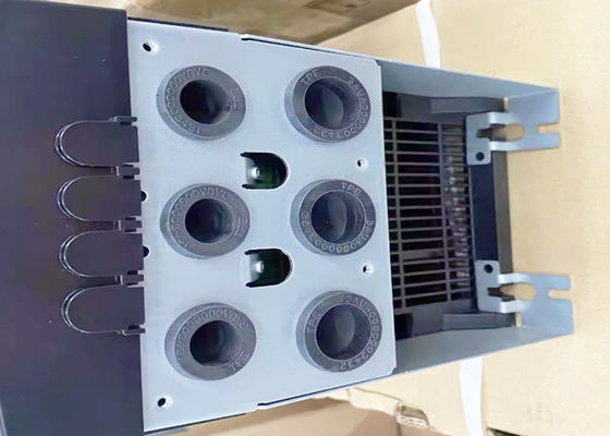 ACS880-01-017A-3低電圧ACは壁に取り付けられた3AUA0000107991を運転する
