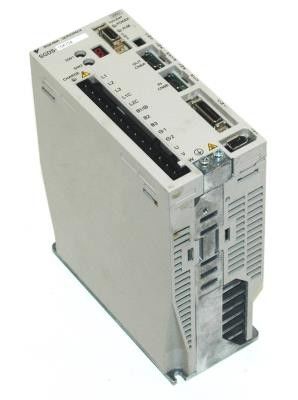 ヤスカワ SGDS-10A32A 3 PHASE 15 AM 200 VAC 3000 WATT 4 HP サーボアンプ