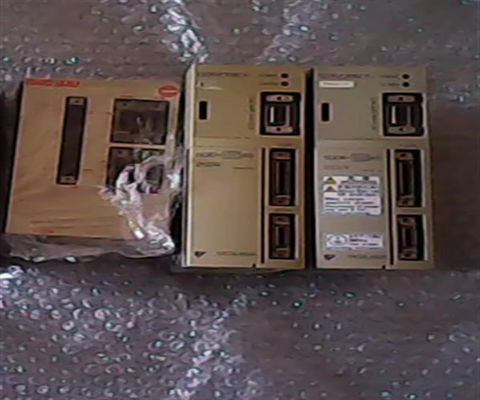 ヤスカワ サーボドライブ SGDP-01APAY108 200-230V 5.5A 0.4KW 50/60HZ NEW