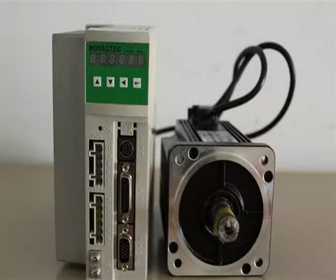 3相 200〜240VAC 50/60Hz 産業用サーボドライブ 5.8A 出力電流 4 回転式サーボモーター
