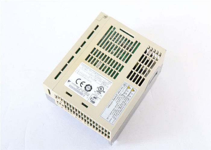 Yasakawa SGDM-10ADA ACサーボ モーター ドライブ入力:7 A 200-230 VAC 50/60のHZ