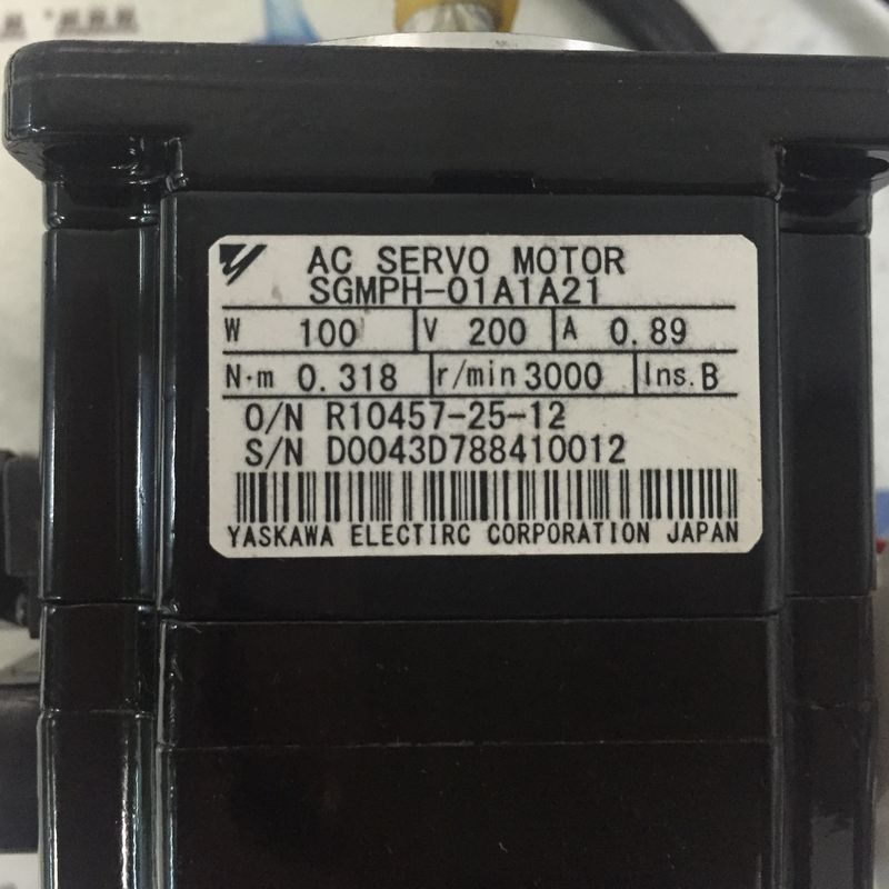 SGM-02UW14E ヤスカワ 17ビット 絶対エンコーダー サーボモーター 100W 0.89A 新品